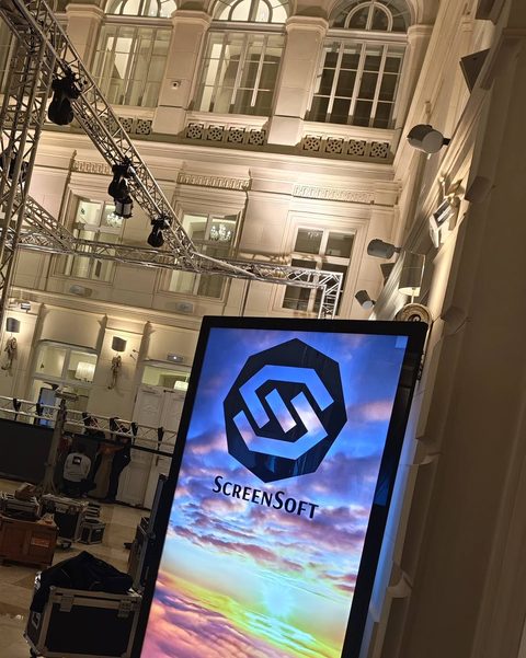 A ScreenSoft-branded totem in an exhibition hall